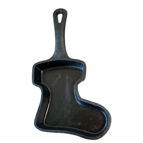 Brooklyn Steel Mini Cast Iron Stocking Christmas Skillet 9 1/2"x5 1/4" approxima - Picture 1 of 3